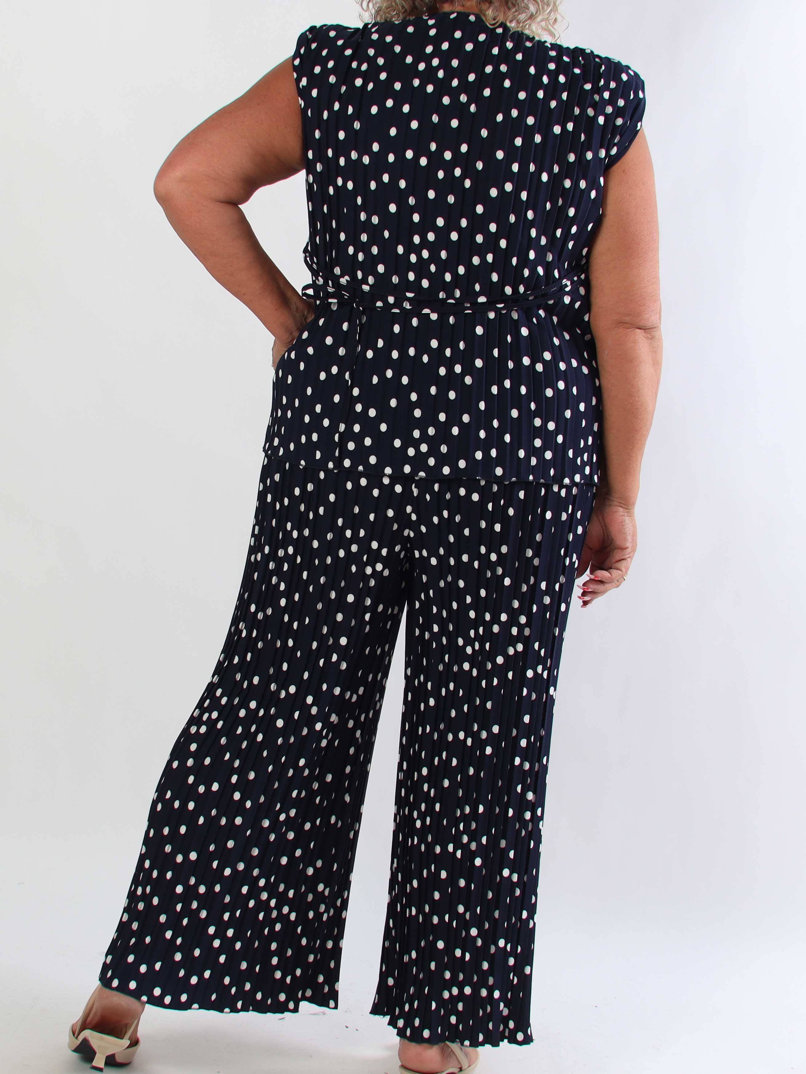 Zina - Elegant plisseret plus size sæt med prikker